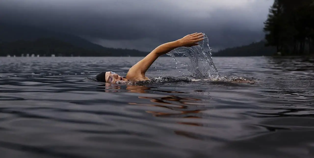 man-swimming-grow-taller does swimming make you taller