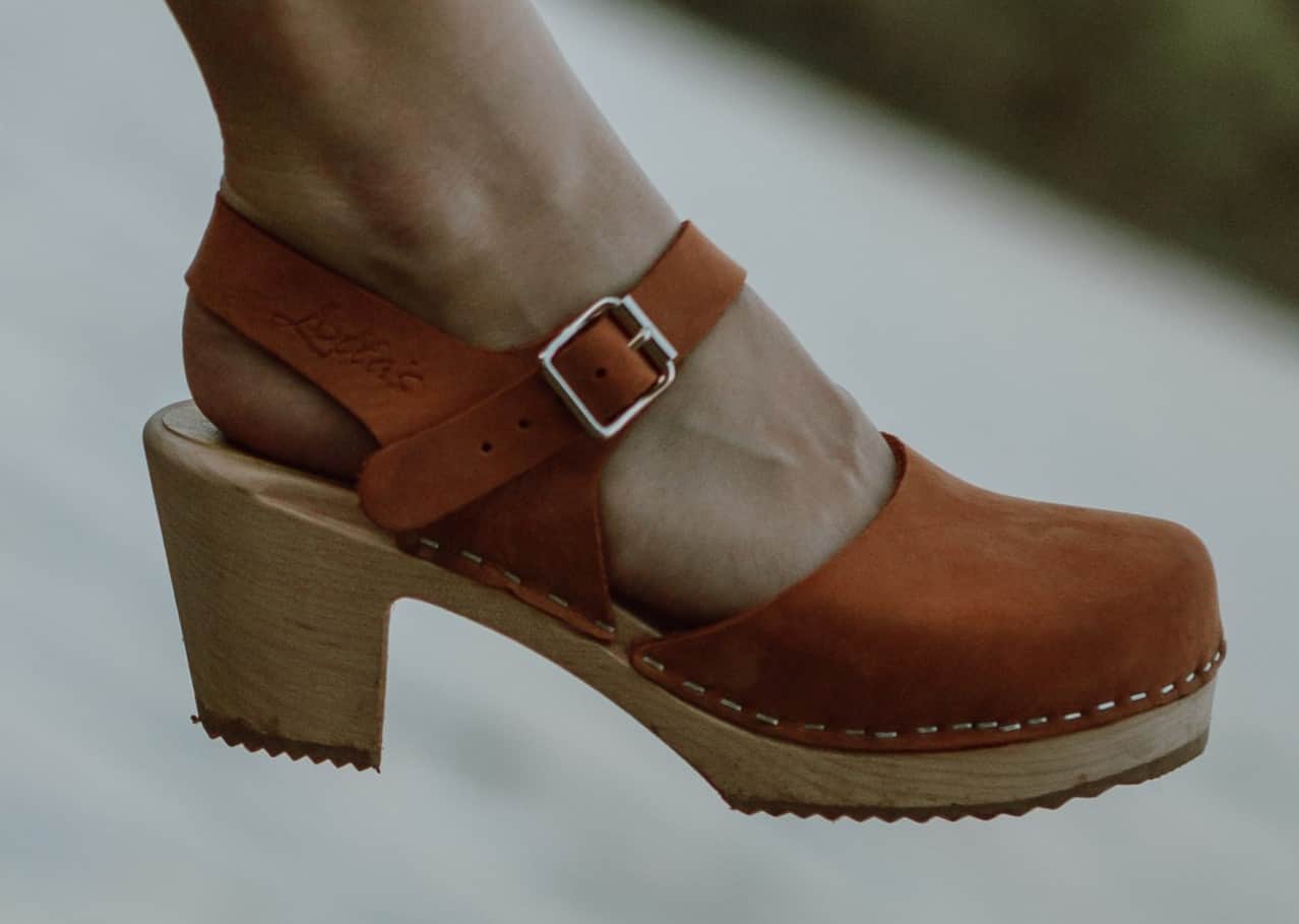 clog-wooden-heels-suede-sandals